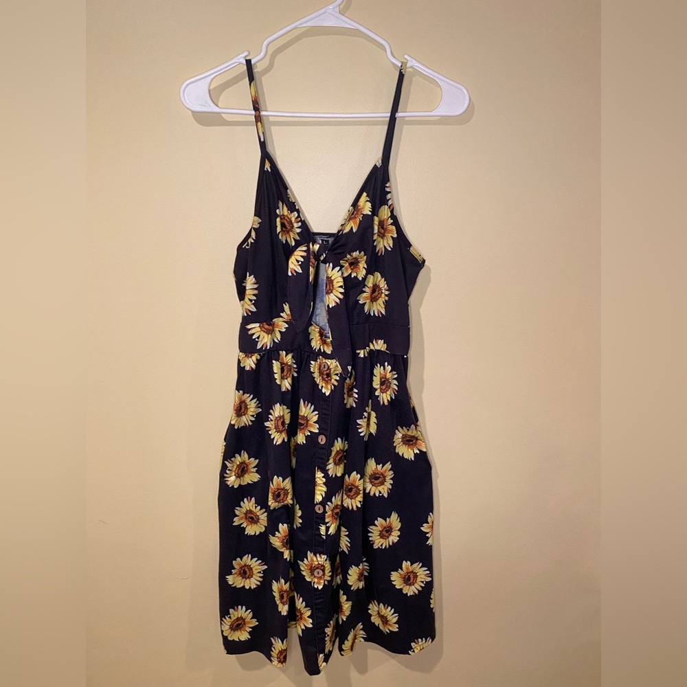 Sunflower dress with pockets! Size large, black dress with yellow sunflowers